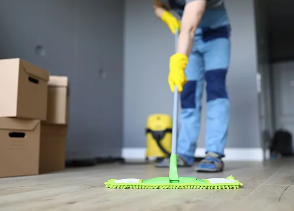 Key benefits of professional move-in cleaning in Akron OH, including dust removal and flat-rate pricing.